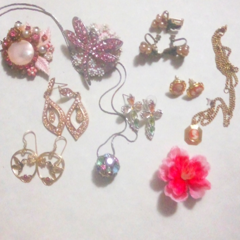 Lot of earrings , *plus. For the love of pink!